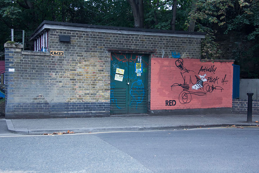 experimento-grafitti-pared-roja-limpieza-mobstr-londres (27)