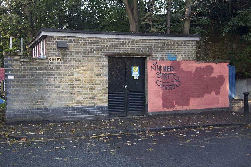 experimento-grafitti-pared-roja-limpieza-mobstr-londres (37)