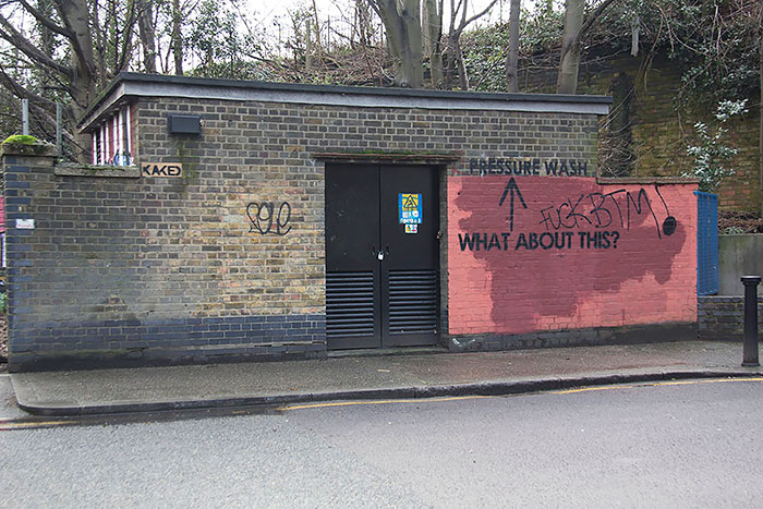 Este artista callejero lleva a cabo un «experimento» con los servicios de limpieza de Londres en una pared roja