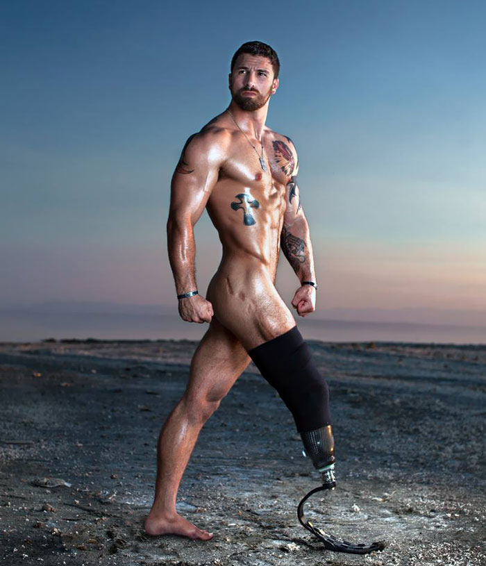 Estos veteranos heridos en la guerra muestran su autoconfianza posando como modelos de calendario