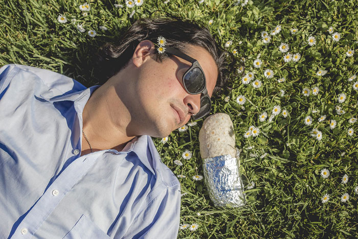 Este hombre se hizo fotos románticas con un burrito