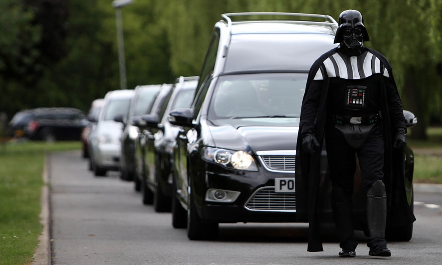 funeral-lorna-johnson-dirigido-darth-vader-luton (1)