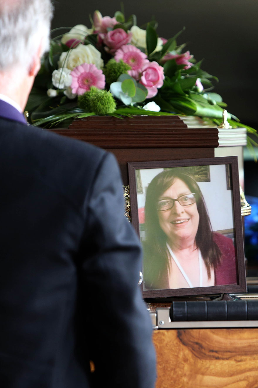 funeral-lorna-johnson-dirigido-darth-vader-luton (2)