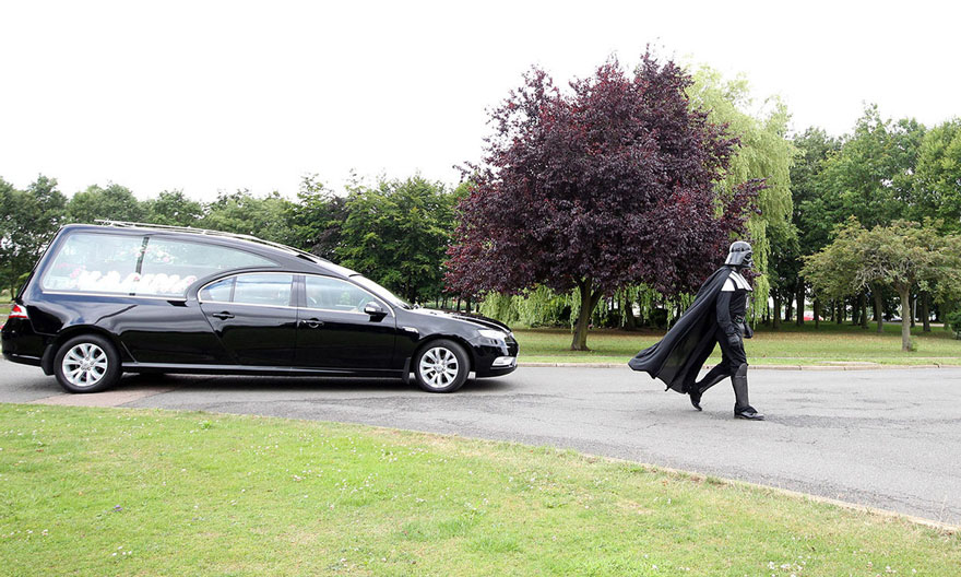 funeral-lorna-johnson-dirigido-darth-vader-luton (3)