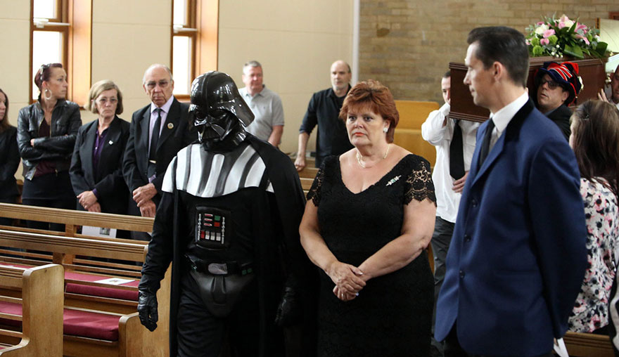 funeral-lorna-johnson-dirigido-darth-vader-luton (4)
