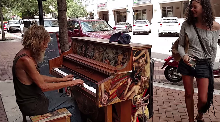 indigente-tocando-piano-calle-donald-gould-sarasota-keys (1)