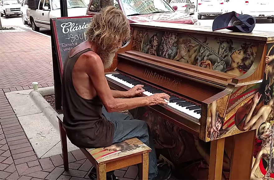 indigente-tocando-piano-calle-donald-gould-sarasota-keys (3)