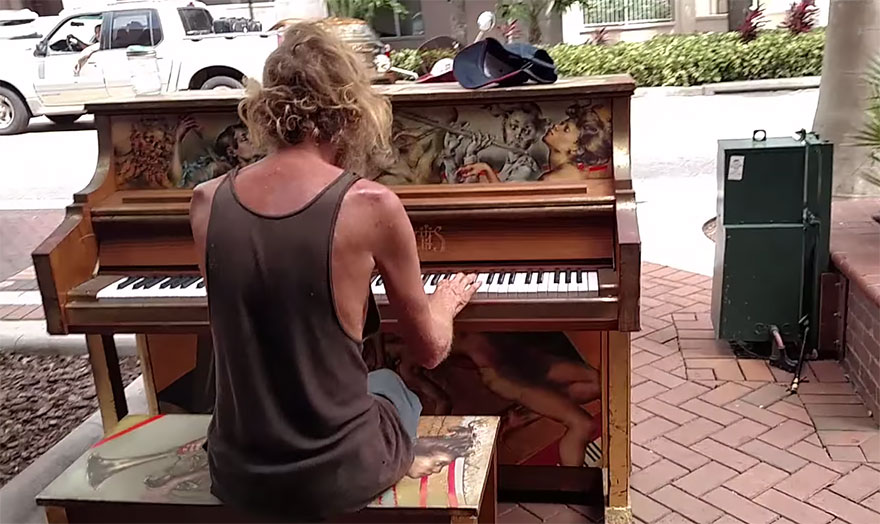indigente-tocando-piano-calle-donald-gould-sarasota-keys (4)