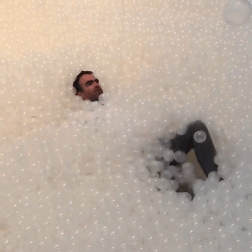 instalacion-playa-oceano-burbujas-plastico-snarkitecture-museo-nacional-construccion (1)