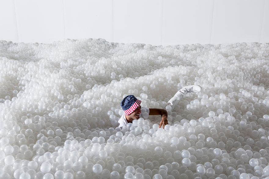 instalacion-playa-oceano-burbujas-plastico-snarkitecture-museo-nacional-construccion (10)