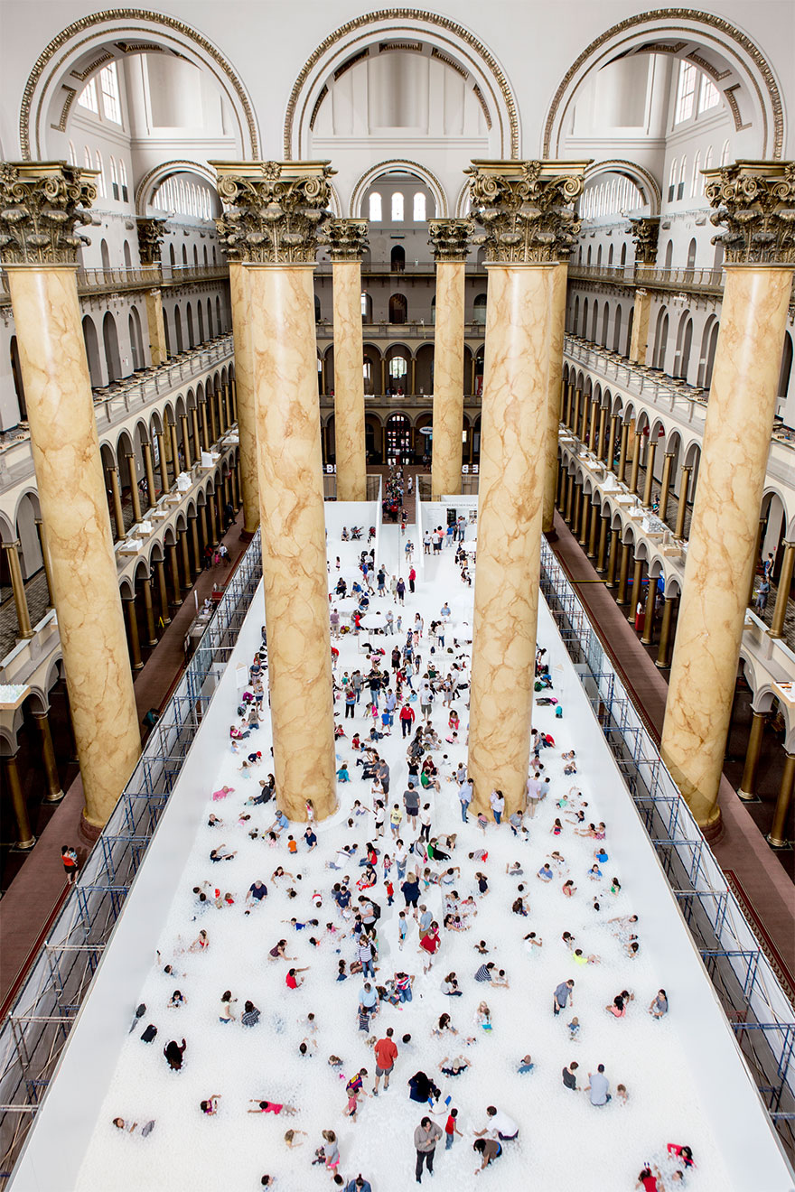 instalacion-playa-oceano-burbujas-plastico-snarkitecture-museo-nacional-construccion (11)