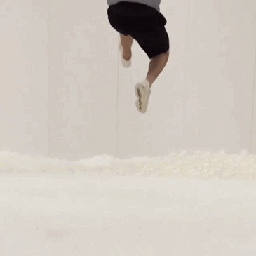 instalacion-playa-oceano-burbujas-plastico-snarkitecture-museo-nacional-construccion (2)