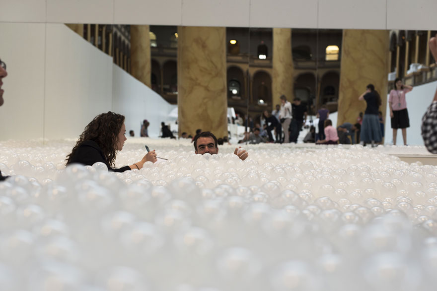 instalacion-playa-oceano-burbujas-plastico-snarkitecture-museo-nacional-construccion (2)