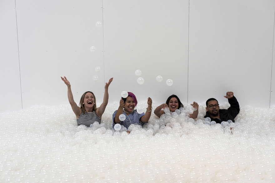 instalacion-playa-oceano-burbujas-plastico-snarkitecture-museo-nacional-construccion (3)