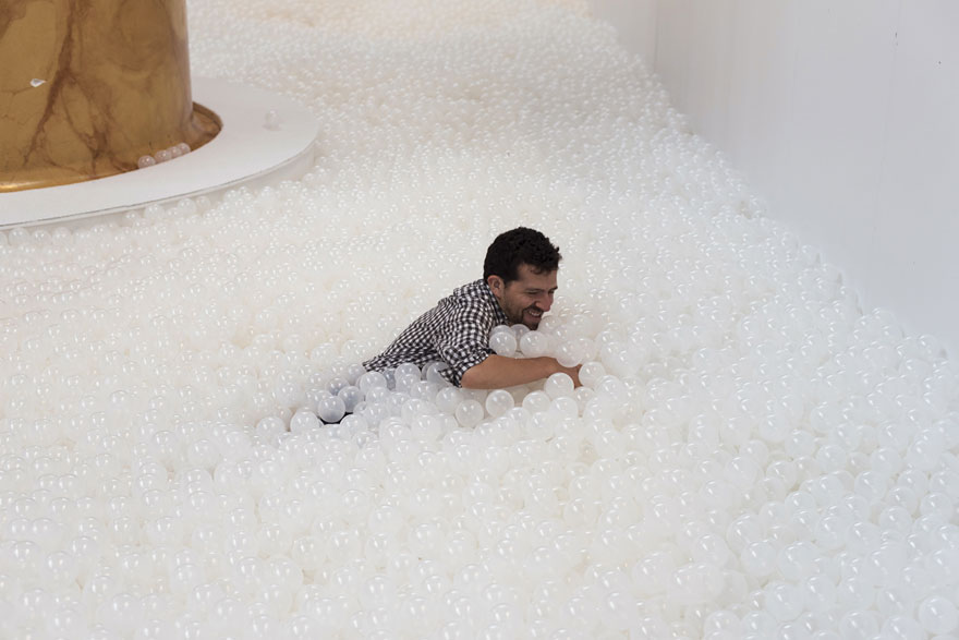 instalacion-playa-oceano-burbujas-plastico-snarkitecture-museo-nacional-construccion (4)