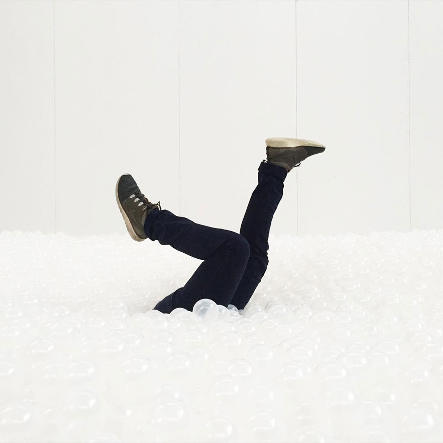 instalacion-playa-oceano-burbujas-plastico-snarkitecture-museo-nacional-construccion (7)