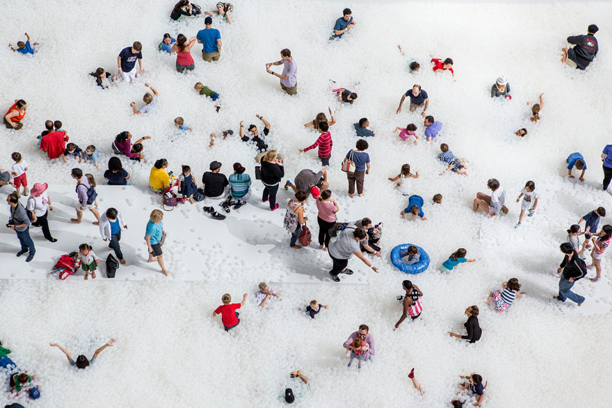 instalacion-playa-oceano-burbujas-plastico-snarkitecture-museo-nacional-construccion (8)