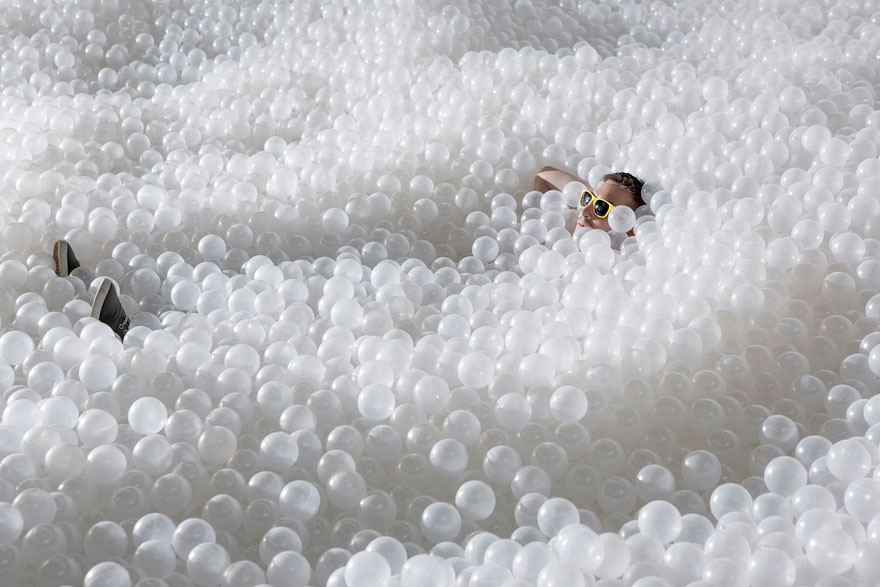 instalacion-playa-oceano-burbujas-plastico-snarkitecture-museo-nacional-construccion (9)