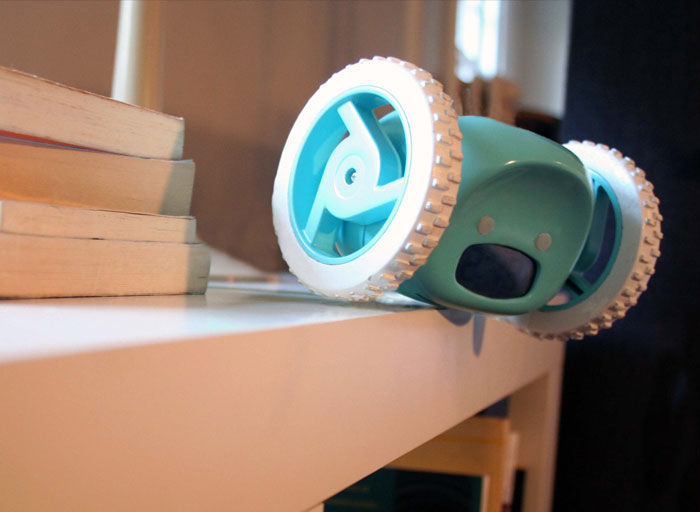 Clocky: El reloj despertador que huye para que no puedas quedarte en la cama