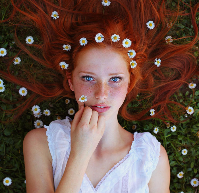 Estos increíbles retratos de mujeres pelirrojas captan el espíritu del verano