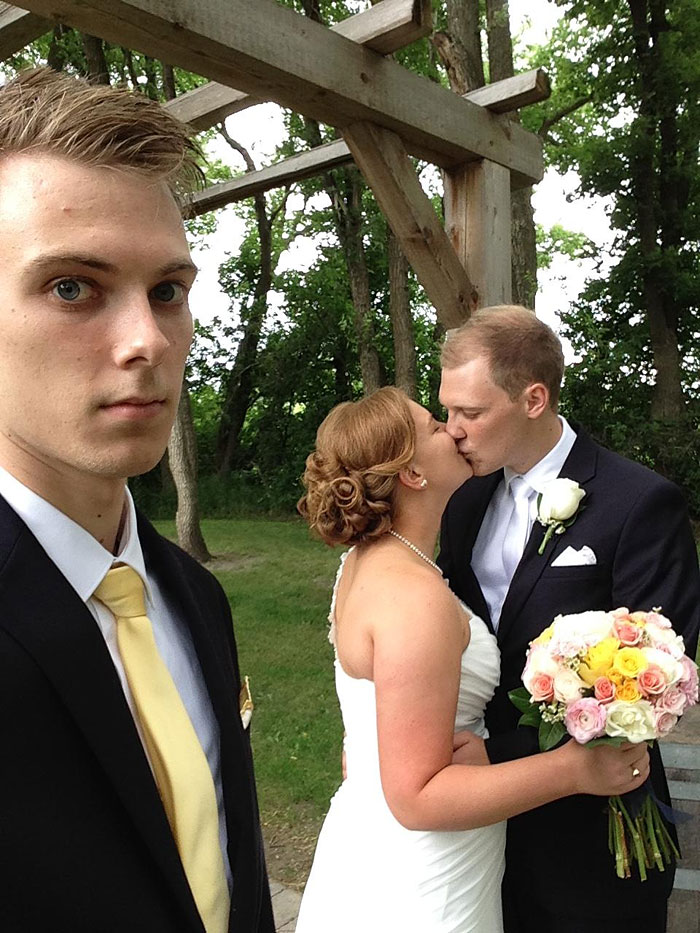 selfies-sujetavelas-pareja-earthyhillgivens (1)