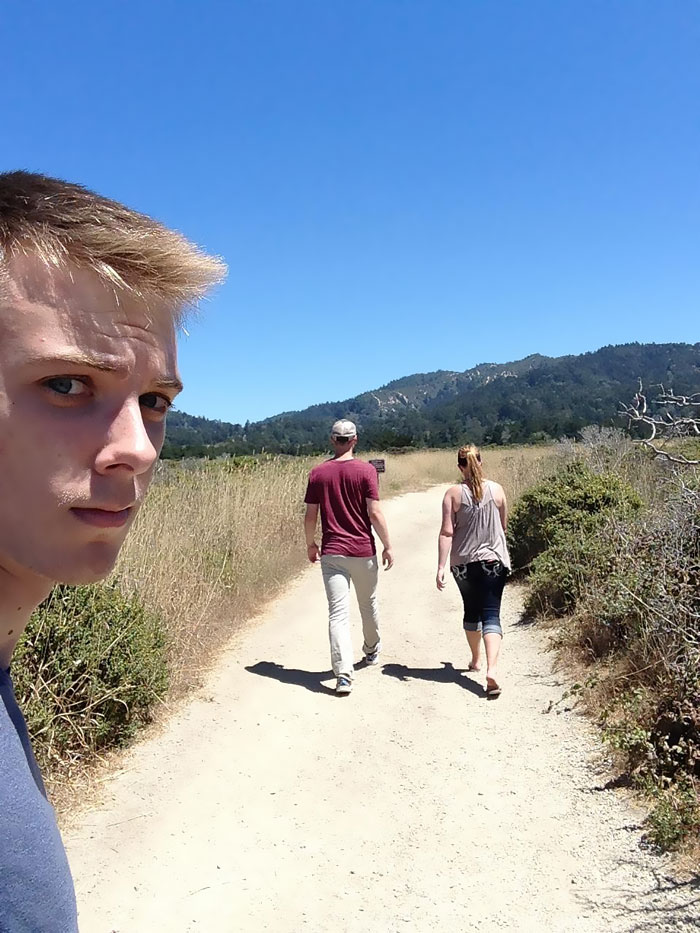 selfies-sujetavelas-pareja-earthyhillgivens (4)