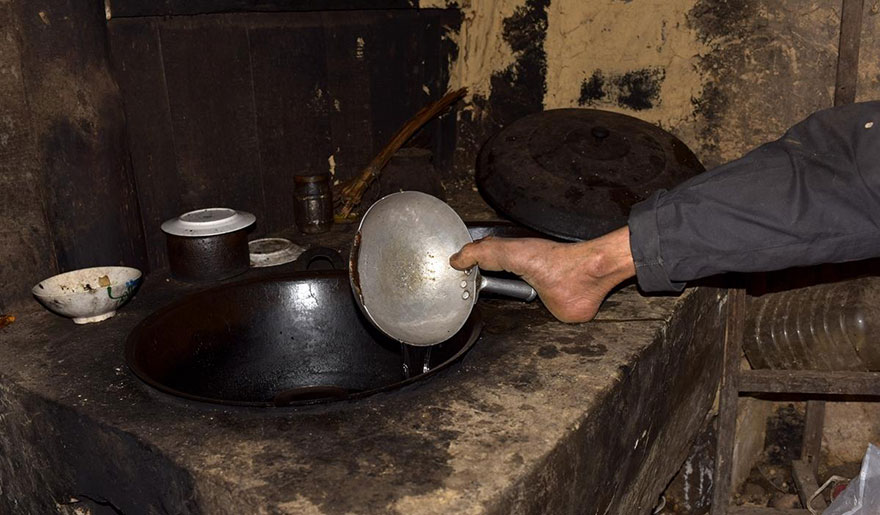 chen-xinyin-sin-brazos-madre-enferma-granja-china (5)