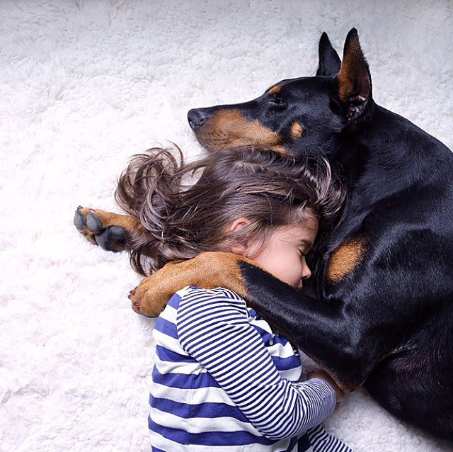 Cutie & The Beast: Esta niña y su doberman lo hacen todo juntos, desde dormir a bañarse