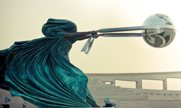 Esta increíble escultura de la Madre Naturaleza fue inspirada por el desastre de Tailandia