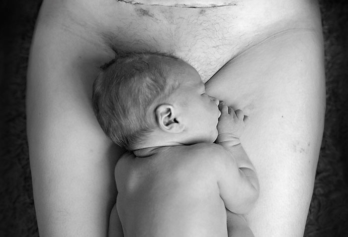 Esta foto de un bebé junto a la cicatriz de cesárea de su madre muestra lo que se soporta en el parto