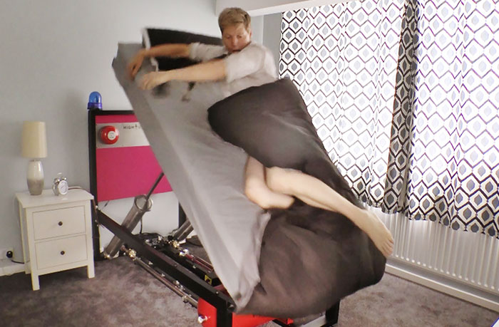 Un inventor crea una cama con eyector para la gente incapaz de despertarse