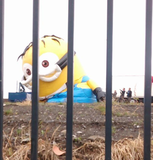 minion-gigante-hinchable-escapado-irlanda (1)