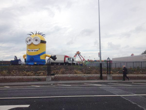 minion-gigante-hinchable-escapado-irlanda (2)