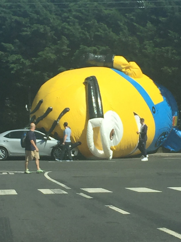 minion-gigante-hinchable-escapado-irlanda (5)