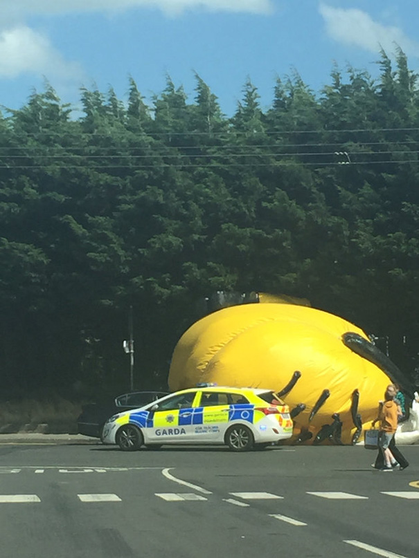 minion-gigante-hinchable-escapado-irlanda (6)