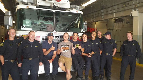 movil-perdido-bomberos-calgary-broma-nathan-buhler (3)