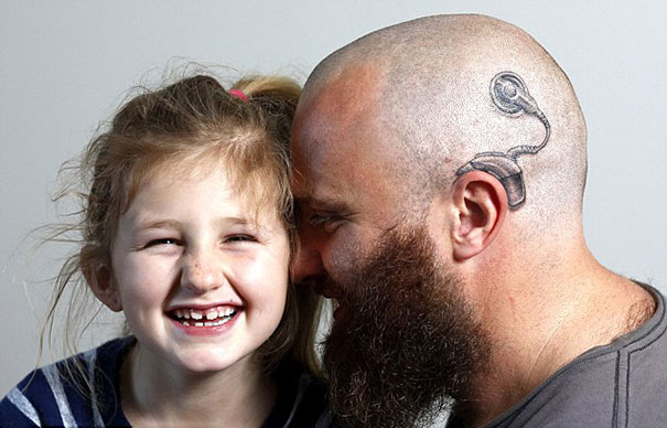 padre-tatuaje-implante-coclear-hija-alistair-campbell (1)