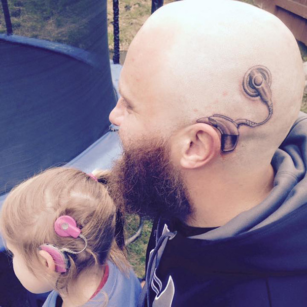 padre-tatuaje-implante-coclear-hija-alistair-campbell (5)