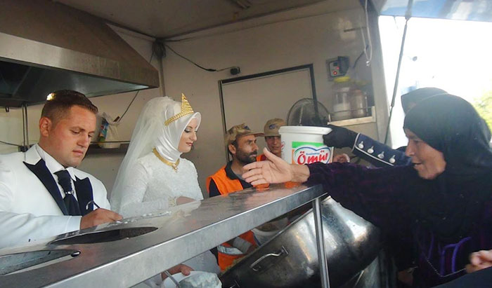 Esta pareja turca recién casada pasa el día de su boda alimentando a 4000 refugiados