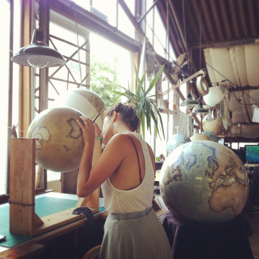 ultimo-fabricante-globos-terraqueos-artesanos-bellerby-globemakers (15)