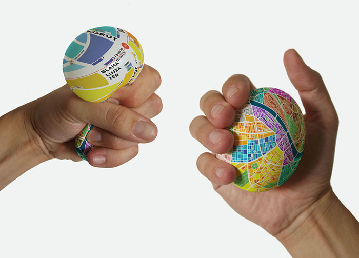 Esta bola antiestrés es un mapa que hace zoom al apretarla