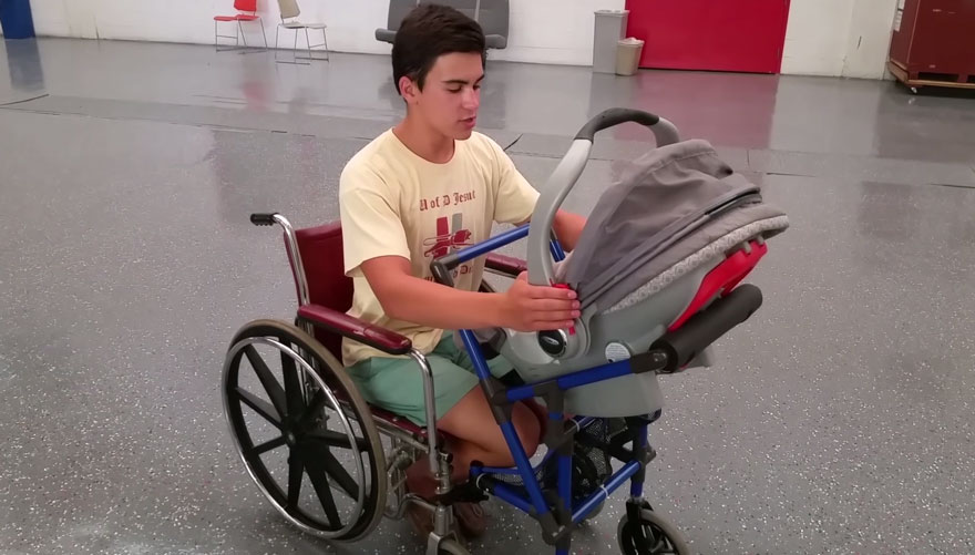 carrito-bebe-unido-silla-ruedas-madre-discapacitada-alden-kane (1)