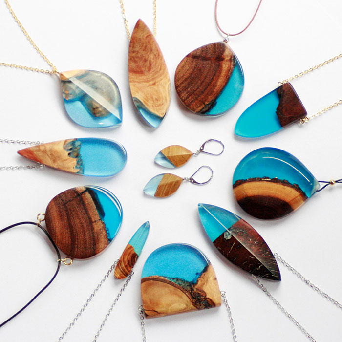 Esta artesana convierte madera vieja en joyería única usando su forma natural
