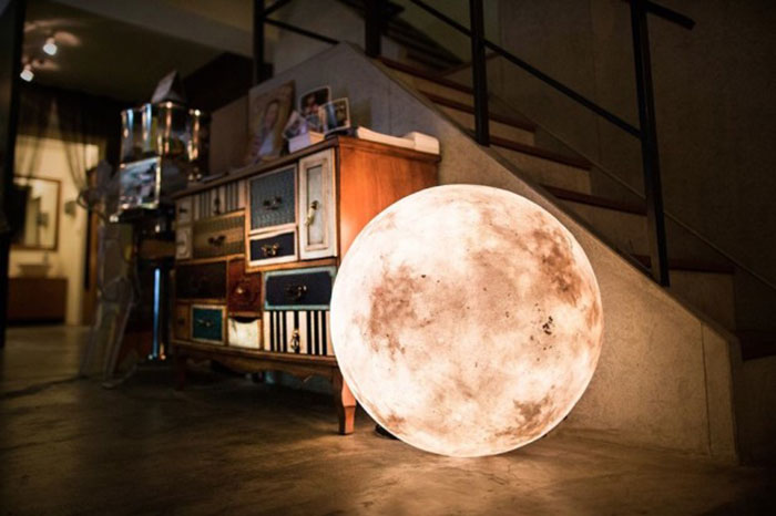Esta lámpara lunar lleva la luz de la Luna a tu habitación