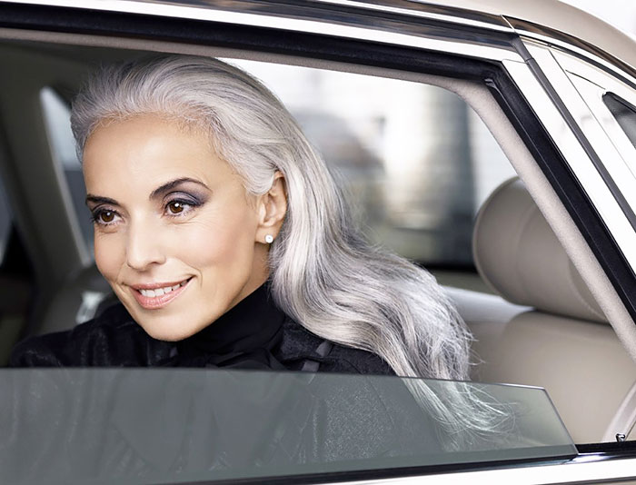 Esta abuela de 59 años triunfa como modelo