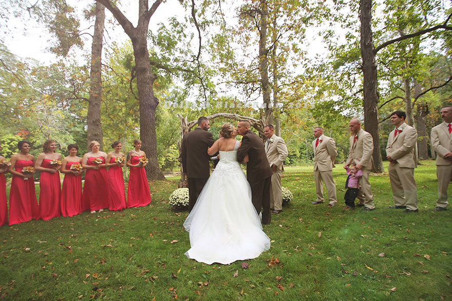 padre-padrastro-llevar-juntos-hija-altar-boda-brittany-peck (1)