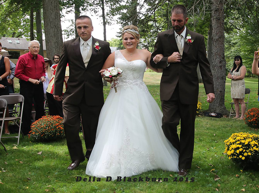 padre-padrastro-llevar-juntos-hija-altar-boda-brittany-peck (2)