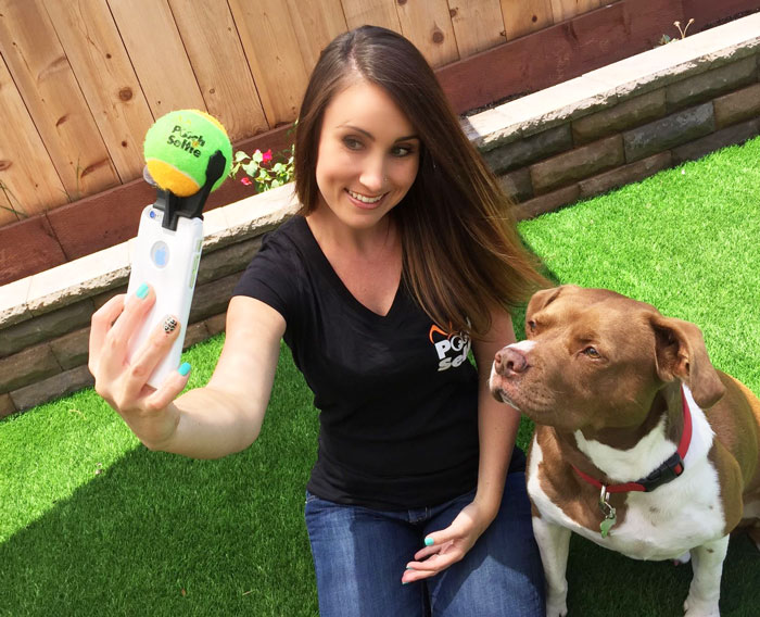 Este genial accesorio para el móvil hará que tu perro pose para hacer selfies perfectos