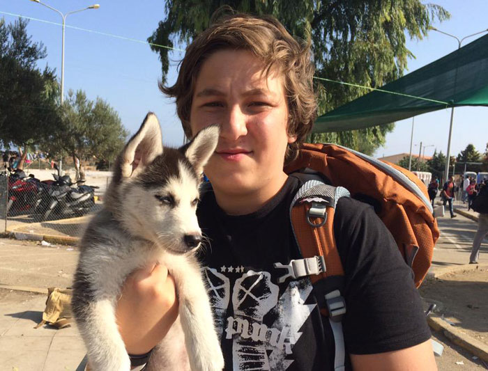 Este refugiado sirio de 17 años llevó a su cachorro durante 500 kms hasta Grecia