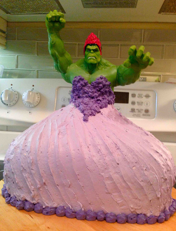 Unas gemelas de 4 años pidieron una tarta de Hulk princesa para su cumpleaños y sus padres se la hicieron